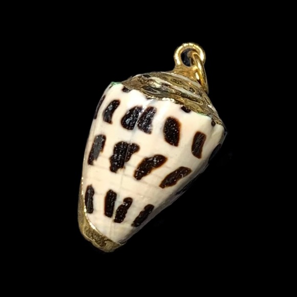 Sea Shell Charm a bit of mother nature’s magic. Tiny ocean whispers - Picture 3 of 3